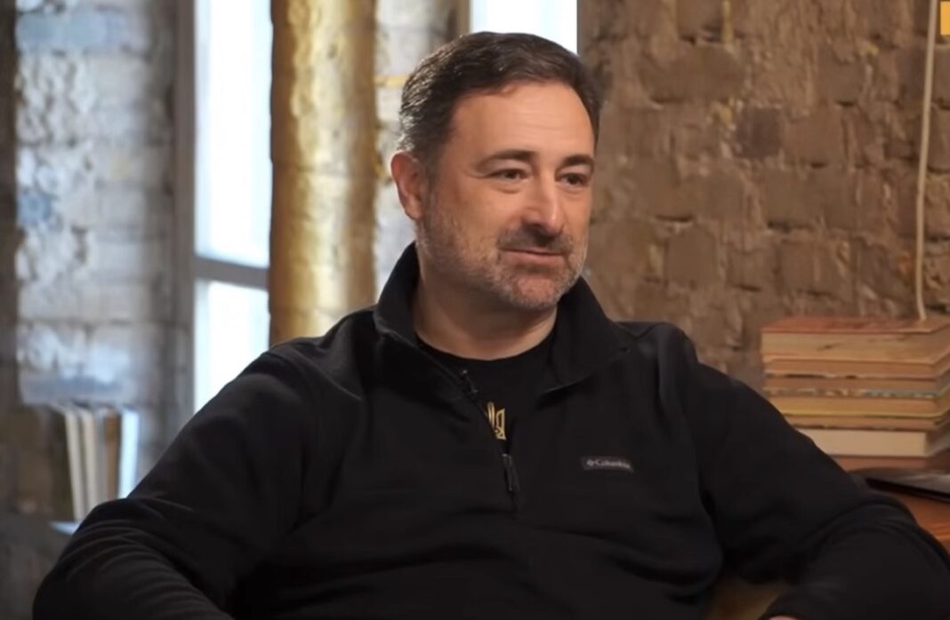 Генеральний директор Укрпошти Ігор Смілянський у чорній флісовій кофті з гербом України під час запису інтерв'ю