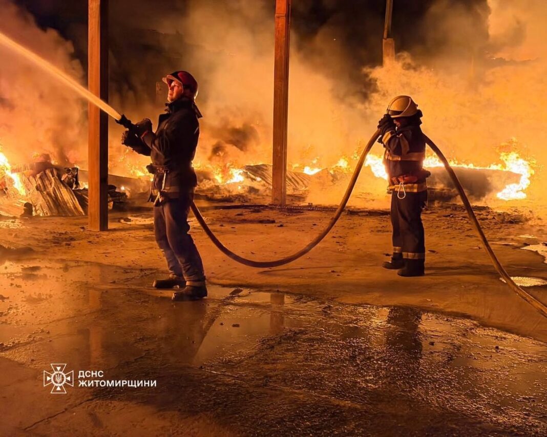 Рятувальники ДСНС Житомирщини ліквідовують пожежу на фабриці Velista