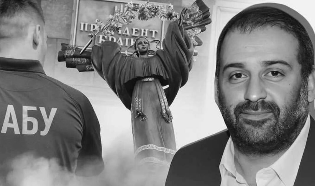 Чорно-білий тематичний колаж. Праворуч — портрет усміхненого Тимура Міндіча. Ліворуч — спина співробітника правоохоронних органів у куртці з написом «НАБУ». По центру — Монумент Незалежності в Києві на тлі будівлі з написом «Президент України».