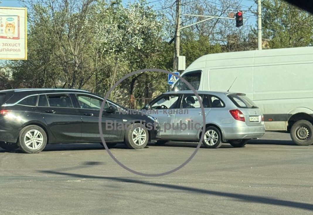 Наслідки ДТП на перехресті у Житомирі: чорний легковик врізався ззаду у сріблястий універсал, поруч стоїть білий вантажний мікроавтобус