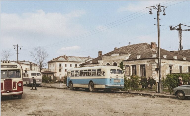 На площі Перемоги у Житомирі колись стояв автовокзал — фото 1960 року показує місто без знаменитого танка - Корисна інформація Житомира та Житомирщини, Фоторепортаж. Джерело: Zhitomir-OnLine Від автостанції 1957 року до сучасних магазинів: еволюція площі Перемоги у Житомирі. ФОТО