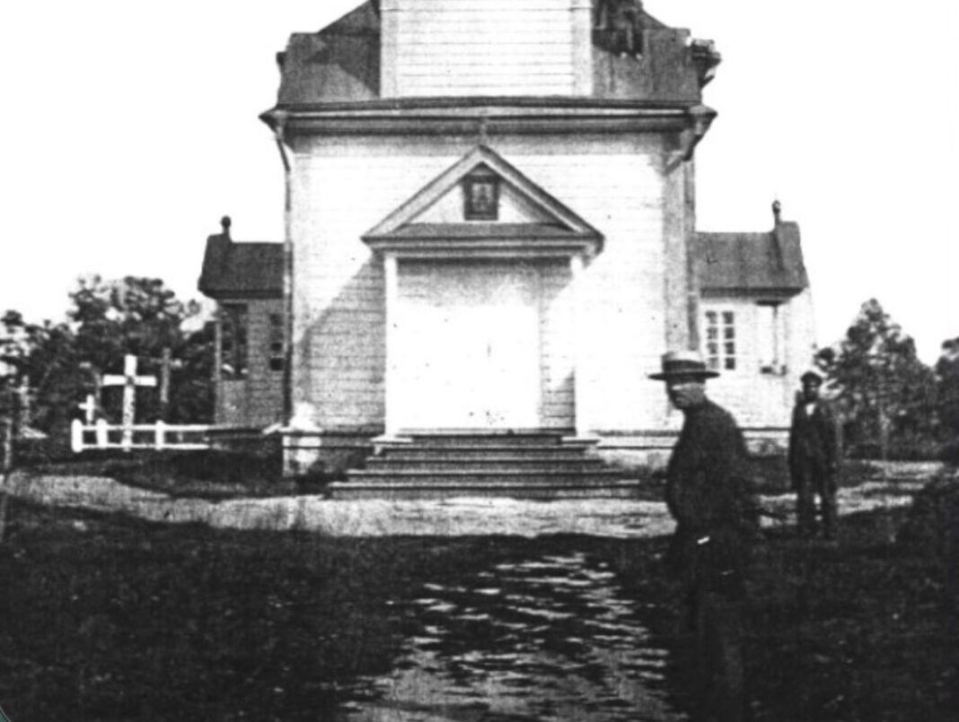 Історичний кадр: Миколаївська церква на Смолянці в 1916 році Чорно-біле архівне фото дерев'яної Миколаївської церкви на Смолянському кладовищі у Житомирі 1916 року