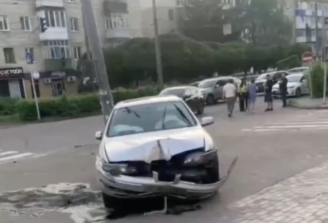 Наслідки ДТП на вулиці Небесної Сотні в Житомирі Сріблястий легковик із розтрощеним переднім бампером стоїть біля бетонного стовпа на вулиці Житомира
