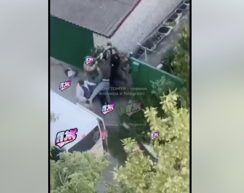 У Житомирі ТЦК силоміць забрали чоловіка разом із дружиною. ВІДЕО