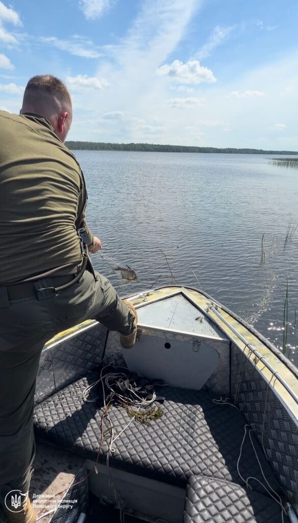 На Житомирщині екоінспектори вилучили понад 500 м браконьєрських сіток на річці Ірша