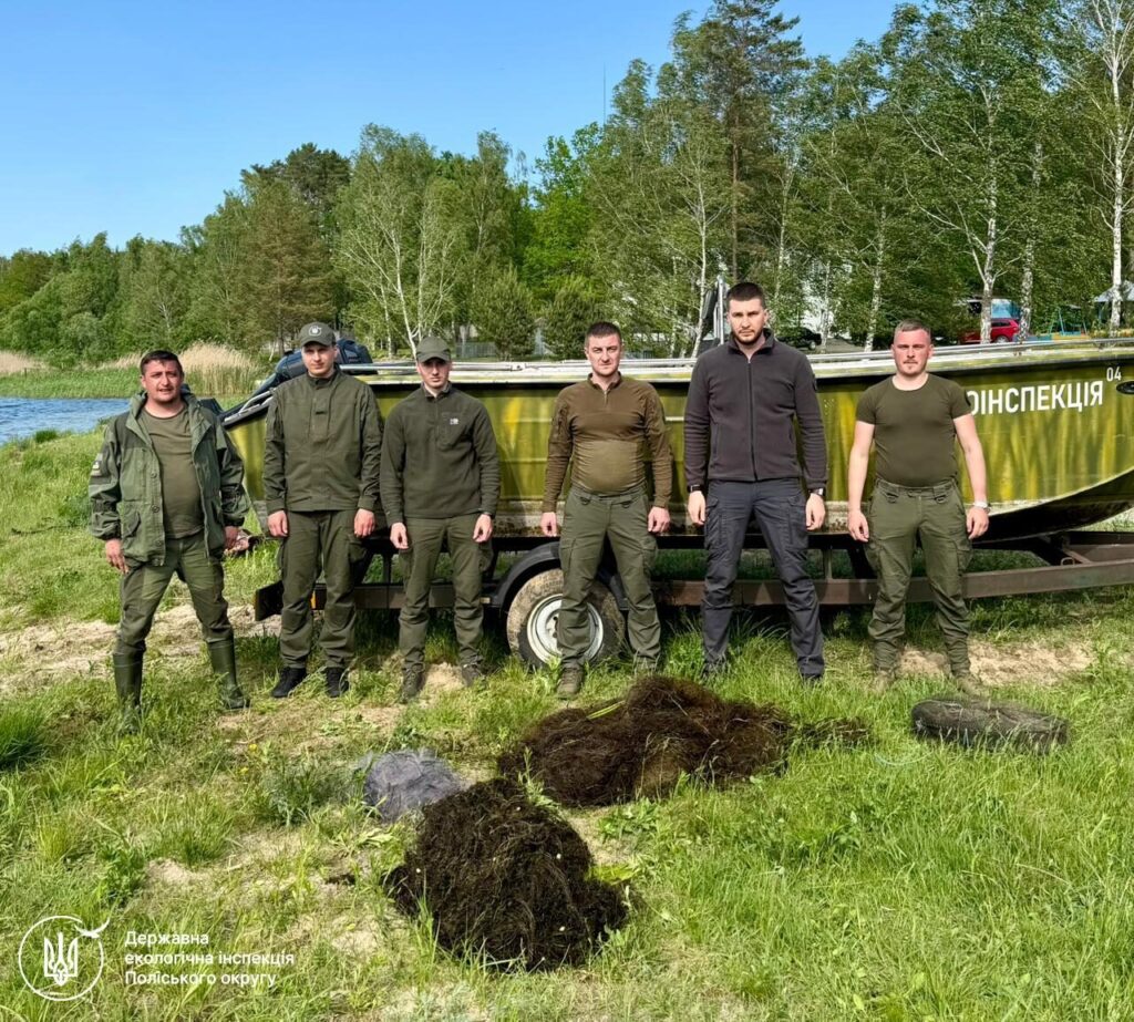 На Житомирщині екоінспектори вилучили понад 500 м браконьєрських сіток на річці Ірша