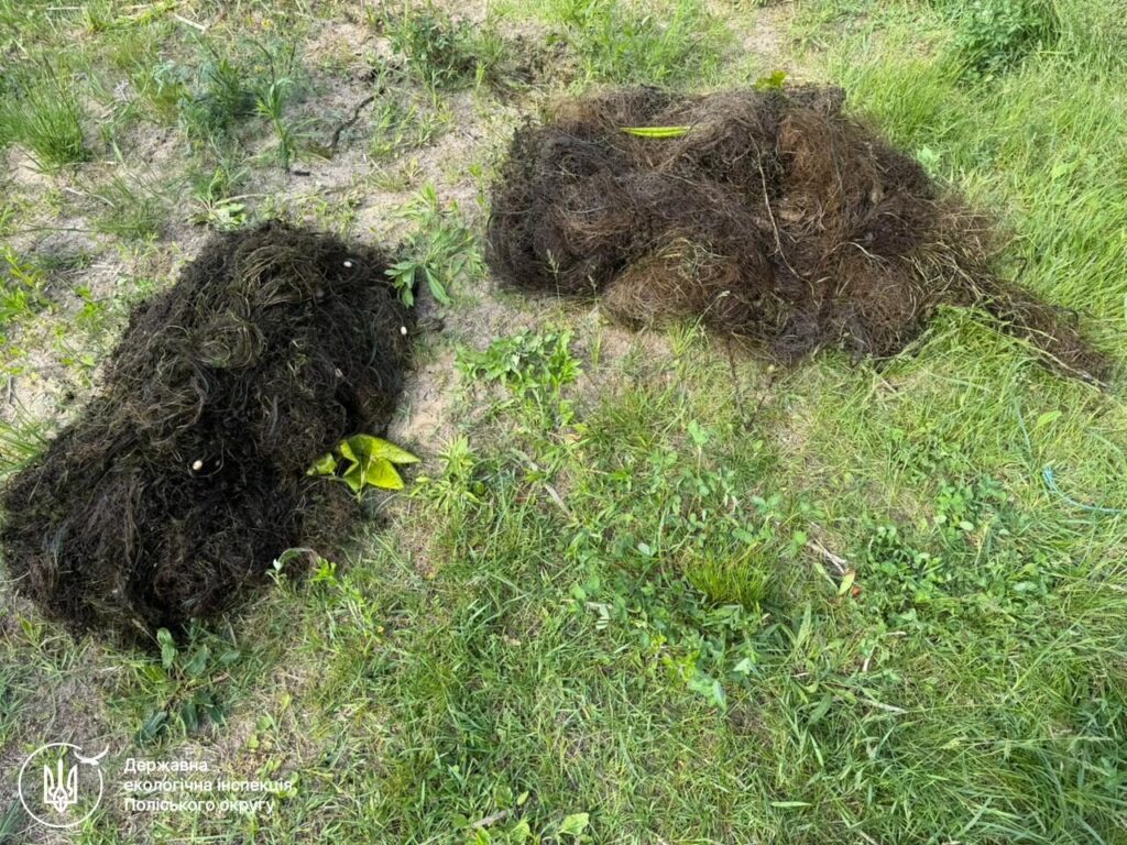 На Житомирщині екоінспектори вилучили понад 500 м браконьєрських сіток на річці Ірша