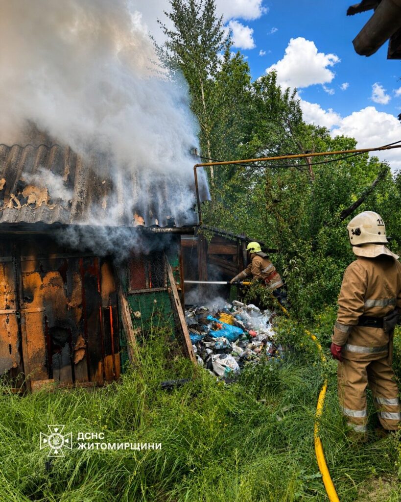 У селі Житомирського району горіла господарча будівля: вогонь ледь не перекинувся на житловий будинок - Події. Джерело: Zhitomir-OnLine У селі Житомирського району горіла господарча будівля: вогонь ледь не перекинувся на житловий будинок - фото №
