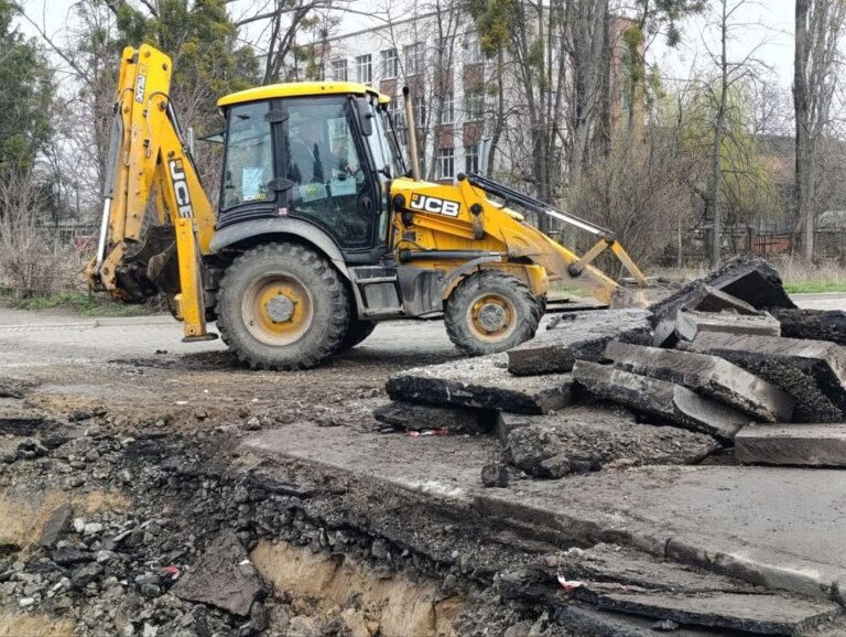 У Житомирі планують розрити асфальт на двох вулицях: де саме і для чого - Корисна інформація Житомира та Житомирщини. Джерело: Zhitomir-OnLine Ями після ремонтів водоканалу: коли у Житомирі відновлять асфальт на розритих ділянках. ВІДЕО