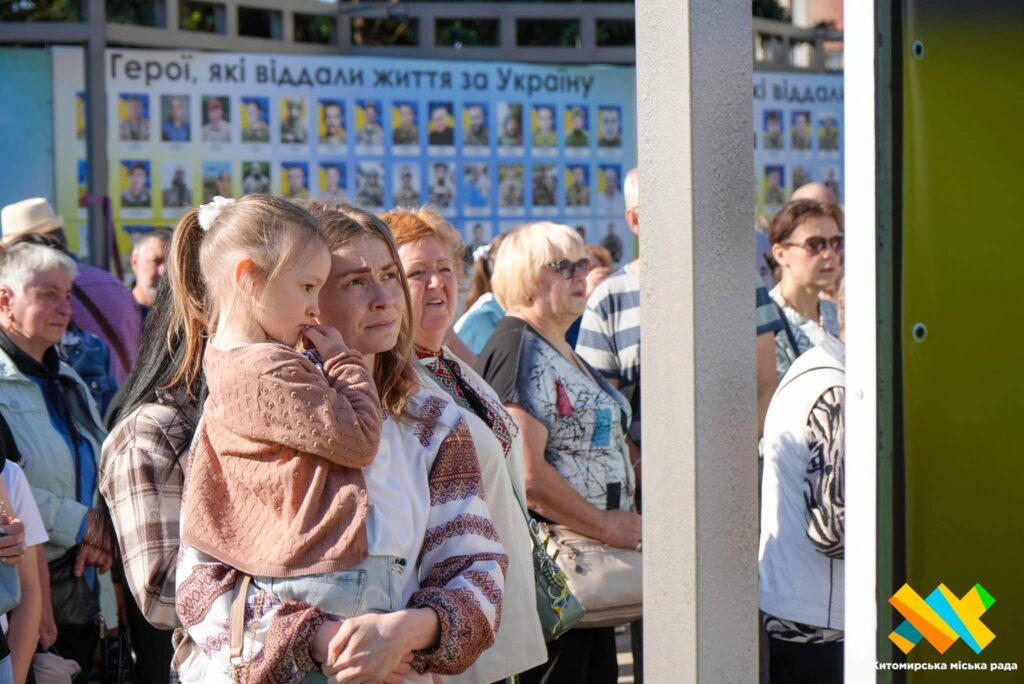 День Героїв у Житомирі: на Алеї освятили 15-й стенд із 60 портретами полеглих захисників