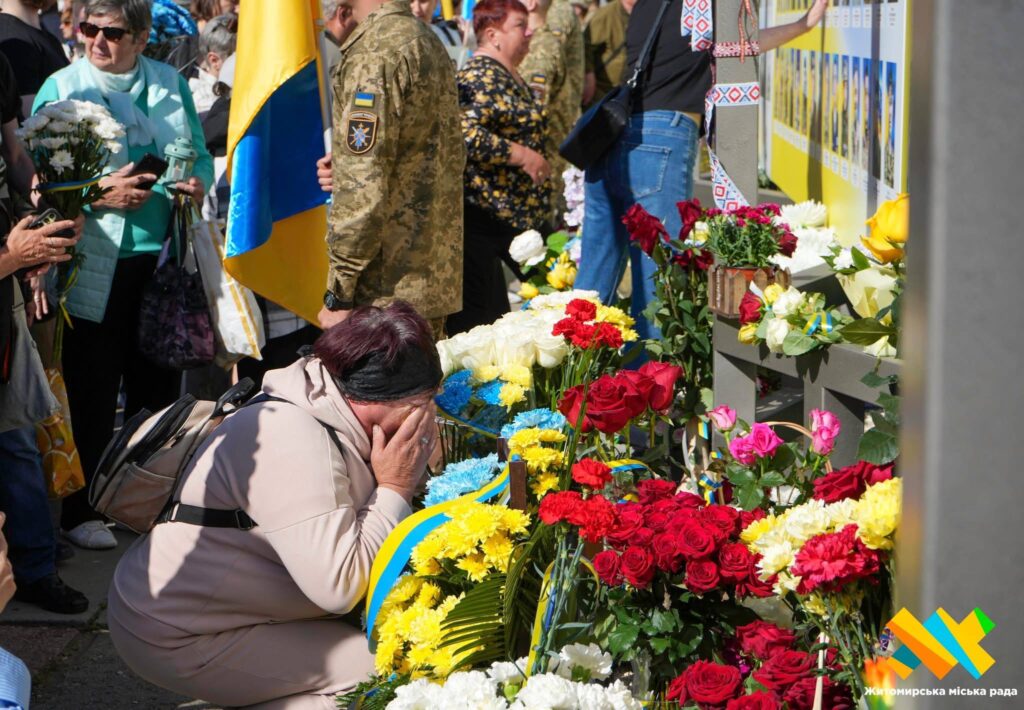 День Героїв у Житомирі: на Алеї освятили 15-й стенд із 60 портретами полеглих захисників