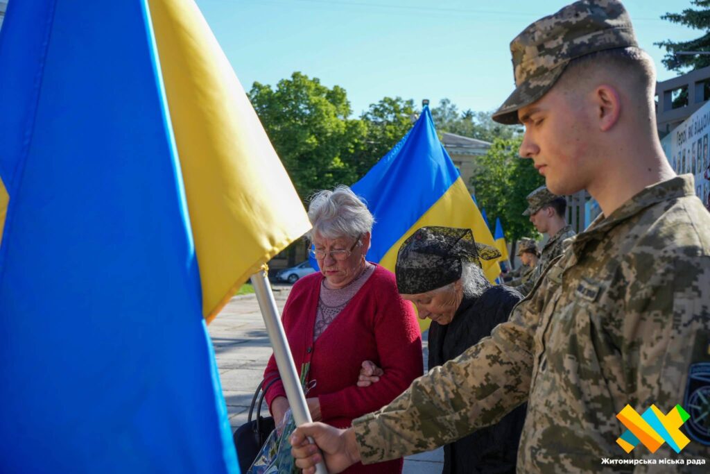 День Героїв у Житомирі: на Алеї освятили 15-й стенд із 60 портретами полеглих захисників