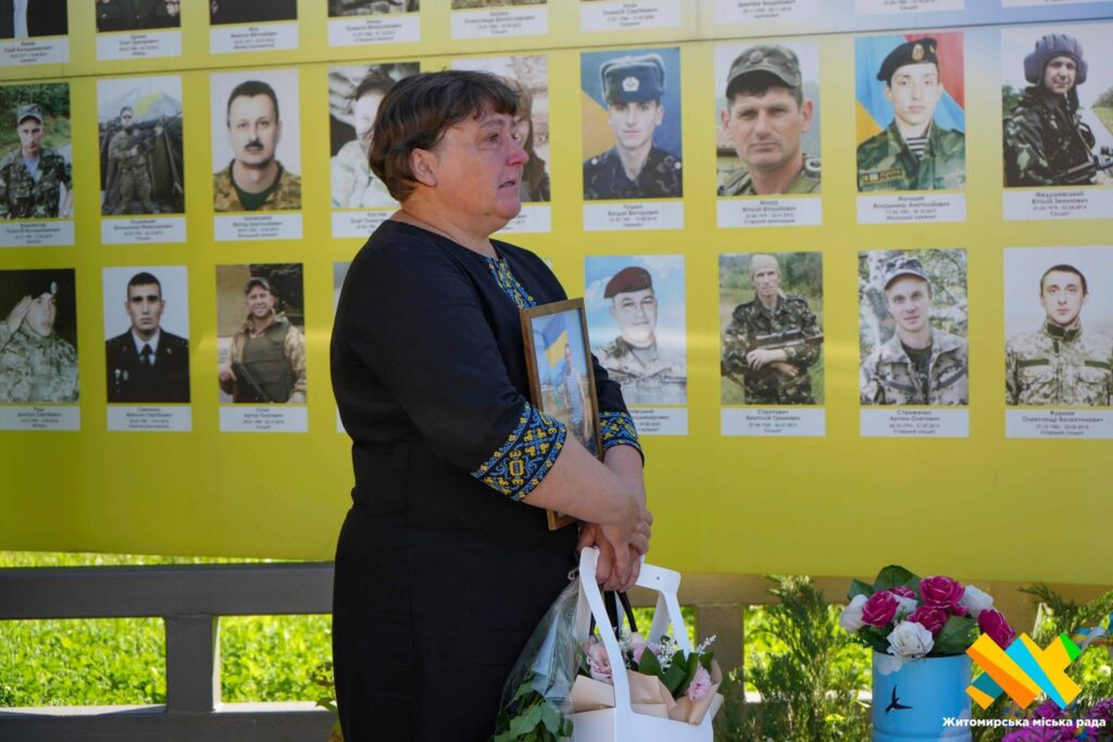 День Героїв у Житомирі: на Алеї освятили 15-й стенд із 60 портретами полеглих захисників