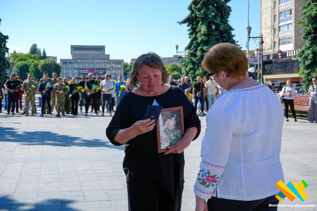 Десять родин отримали відзнаки: Житомирська міськрада посмертно нагородила полеглих захисників. ФОТО