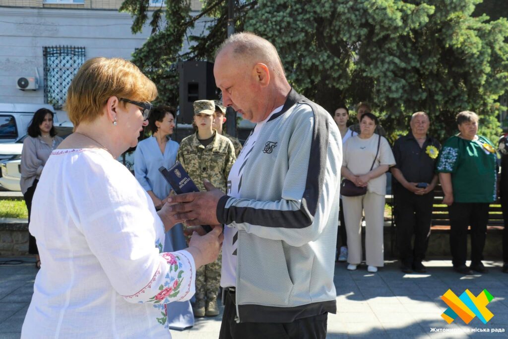 Десять родин отримали відзнаки: Житомирська міськрада посмертно нагородила полеглих захисників. ФОТО