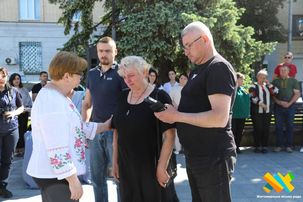 Десять родин отримали відзнаки: Житомирська міськрада посмертно нагородила полеглих захисників. ФОТО