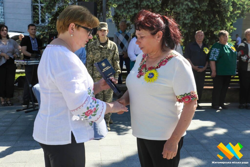 Десять родин отримали відзнаки: Житомирська міськрада посмертно нагородила полеглих захисників. ФОТО
