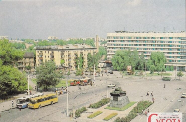 Житомир у 1990-х роках, центральна площа міста у часи ухвалення Конституції України