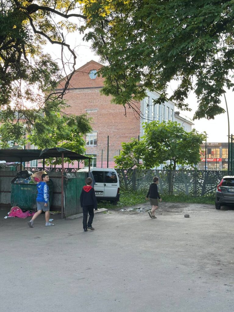 У Житомирі школярам закрили доступ до нового майданчику: діти змушені грати біля смітників - фото №