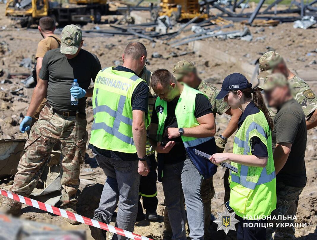 Слідчі та криміналісти Національної поліції України працюють на місці масштабних руйнувань після вибуху в селі Березина