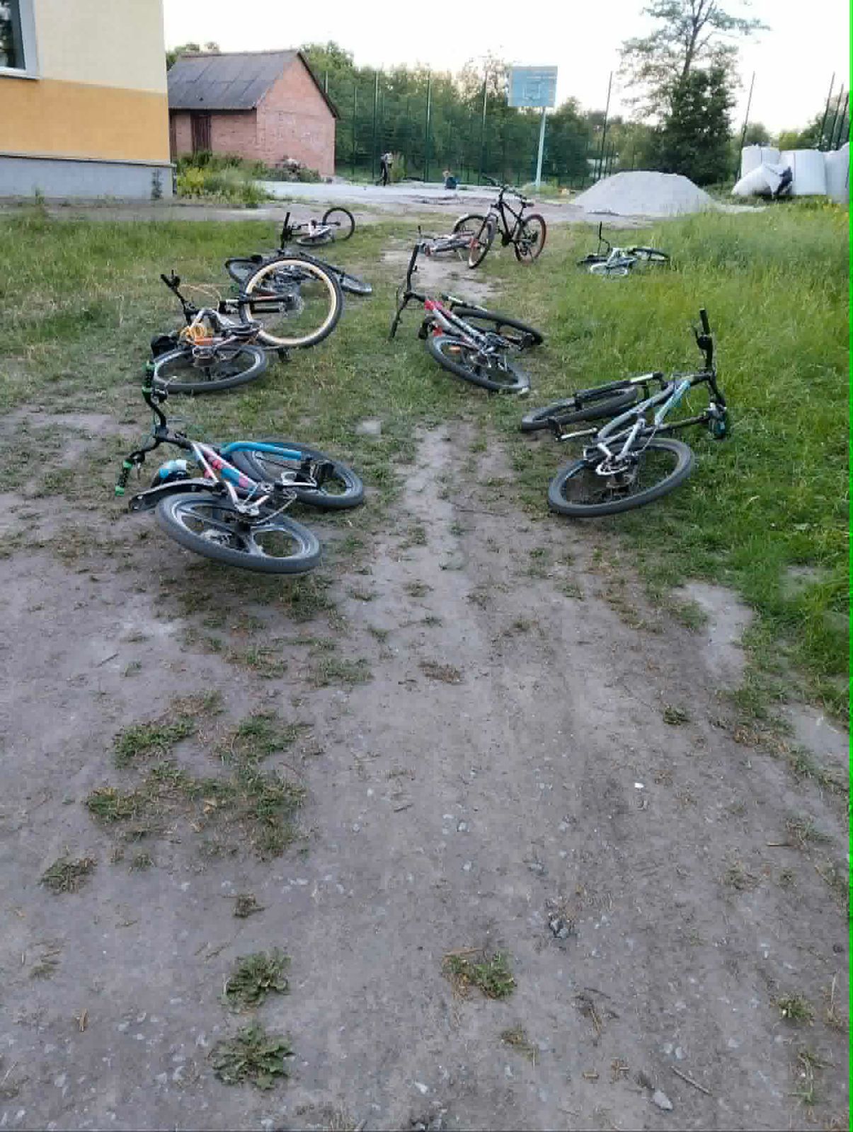 Вандалізм у передмісті Житомира: у Слободі-Селець діти ламають новий дитячий майданчик, громада встановить камери. ФОТО