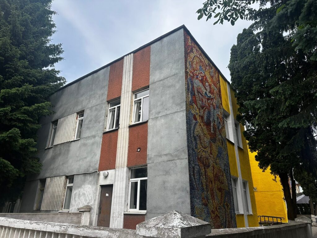Радикальне оновлення у Житомирі: будівля МАУП змінила колір фасаду на насичений жовтий. ФОТО - Події. Джерело: Zhitomir-OnLine Радикальне оновлення у Житомирі: будівля МАУП змінила колір фасаду на насичений жовтий. ФОТО - фото №1
