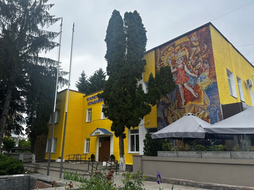 Радикальне оновлення у Житомирі: будівля МАУП змінила колір фасаду на насичений жовтий. ФОТО - Події. Джерело: Zhitomir-OnLine Радикальне оновлення у Житомирі: будівля МАУП змінила колір фасаду на насичений жовтий. ФОТО - фото №