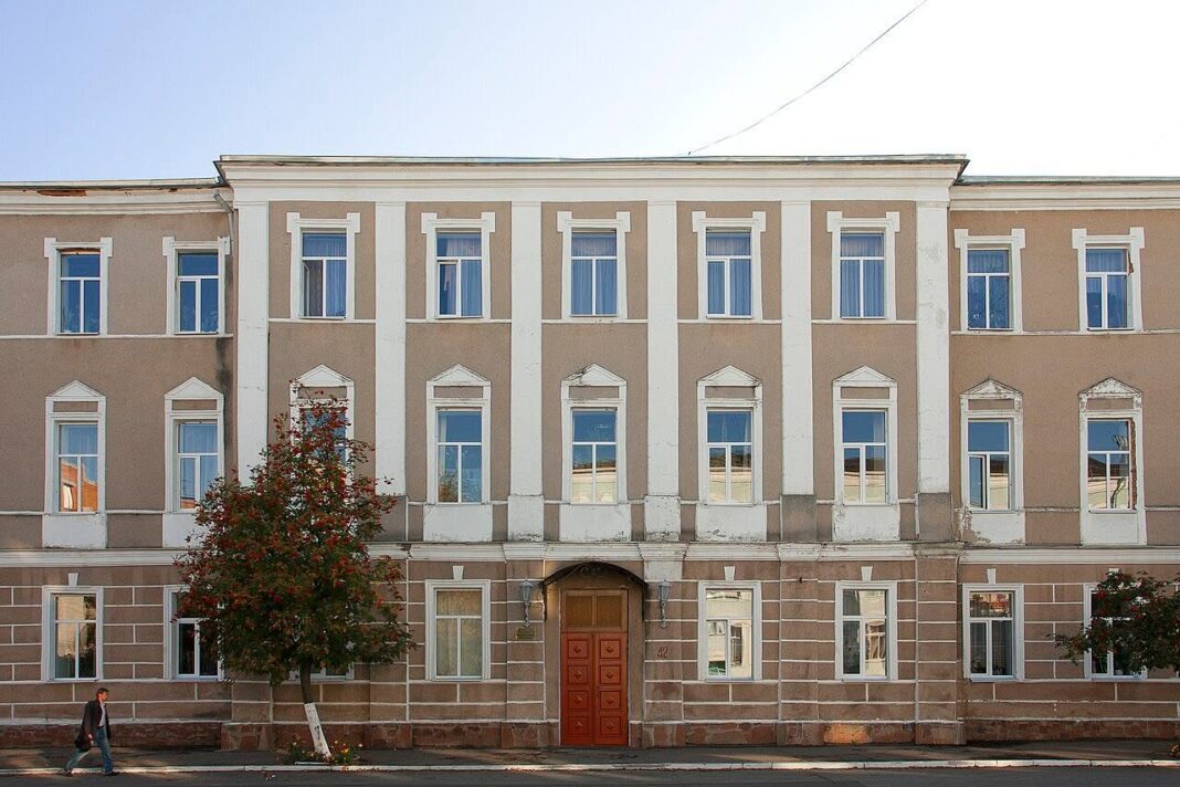 Сучасний стан будівлі природничого факультету ЖДУ Сучасний вигляд будівлі природничого факультету ЖДУ у Житомирі, покритої сірою штукатуркою