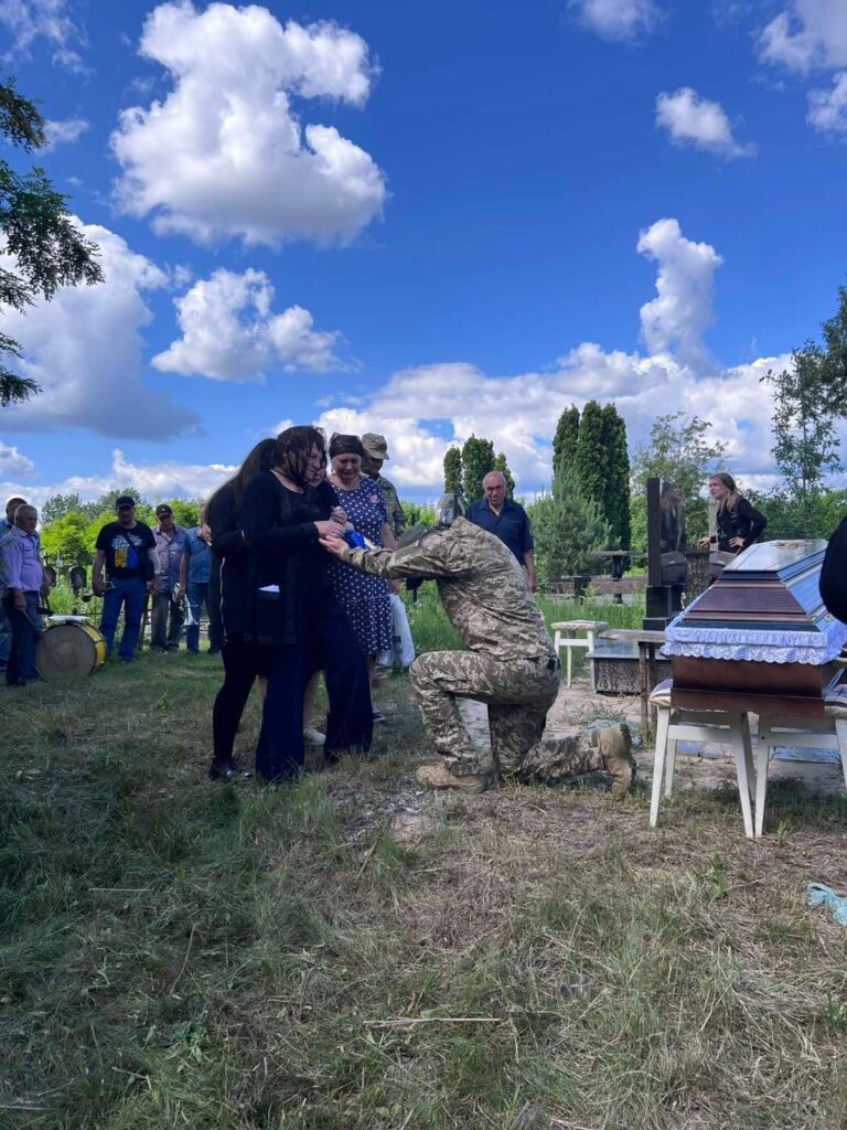 Везла сніданок на могилу по бездоріжжю: крик душі жительки Брусилова про неповагу до полеглих Захисників - Інформація. Джерело: Zhitomir-OnLine Везла сніданок на могилу по бездоріжжю: крик душі жительки Брусилова про неповагу до полеглих Захисників - фото №1
