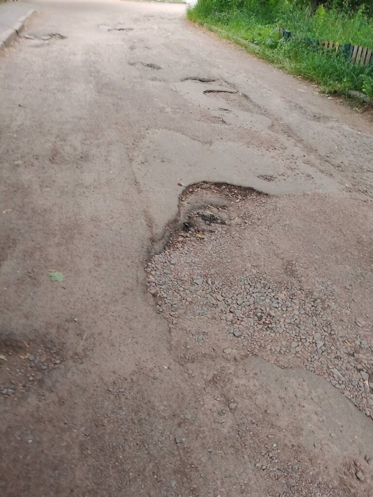 Розбиті дороги на Крошні: житомиряни скаржаться на ями біля котельні, влада обіцяє ремонт у липні - Інформація. Джерело: Zhitomir-OnLine Розбиті дороги на Крошні: житомиряни скаржаться на ями біля котельні, влада обіцяє ремонт у липні - фото №1