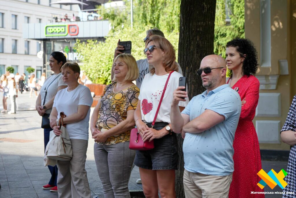 На пішохідній Михайлівській у Житомирі пройшов творчий вечір. ФОТО - фото №7