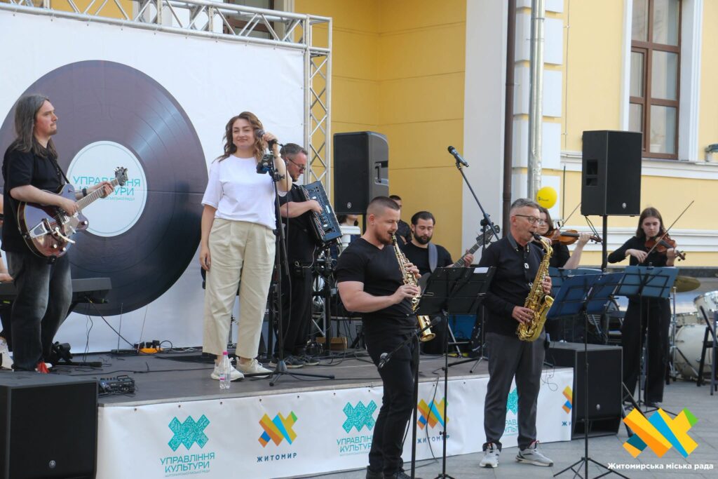 На пішохідній Михайлівській у Житомирі пройшов творчий вечір. ФОТО - фото №15
