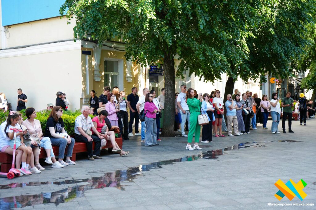 На пішохідній Михайлівській у Житомирі пройшов творчий вечір. ФОТО - фото №1