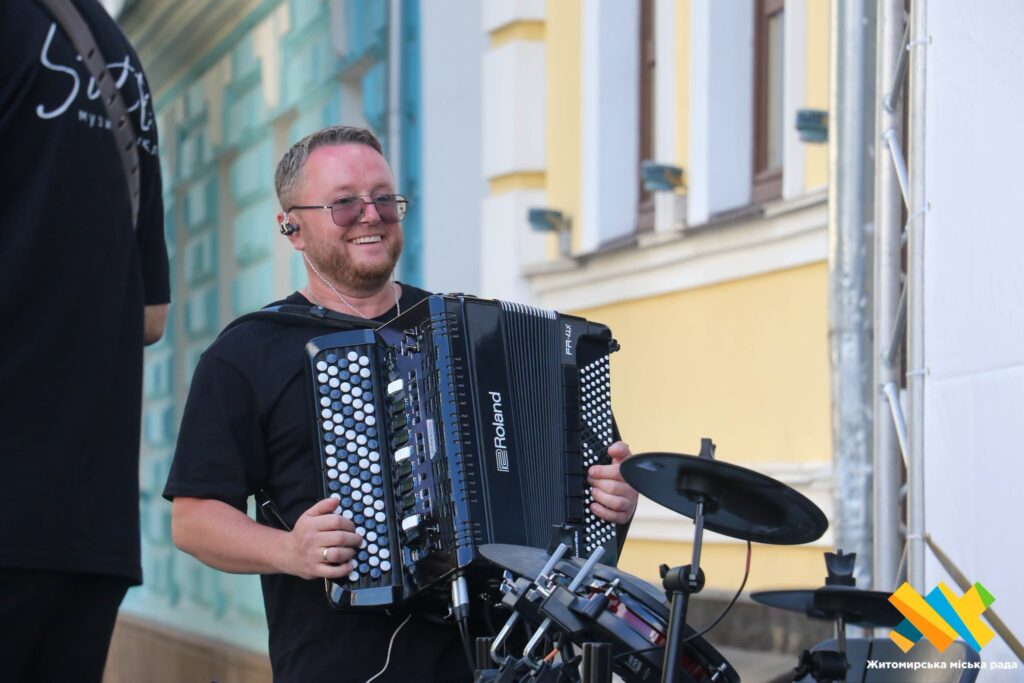На пішохідній Михайлівській у Житомирі пройшов творчий вечір. ФОТО - фото №14