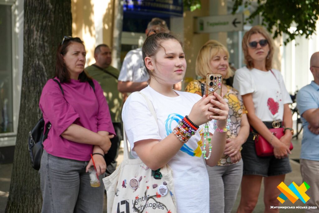На пішохідній Михайлівській у Житомирі пройшов творчий вечір. ФОТО - фото №25