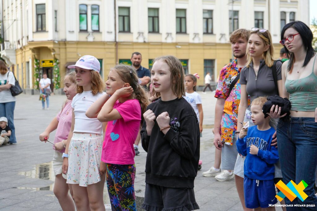 На пішохідній Михайлівській у Житомирі пройшов творчий вечір. ФОТО - фото №22