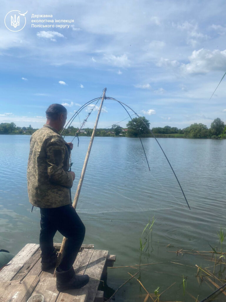 На двох річках у Житомирській області викрили двох порушників, які ловили рибу забороненими «павуками» - Події. Джерело: Zhitomir-OnLine На двох річках у Житомирській області викрили двох порушників, які ловили рибу забороненими «павуками» - фото №1