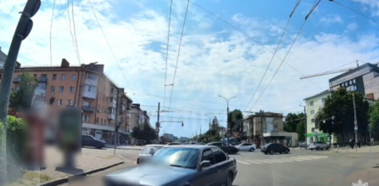 У Житомирі водій BMW порушив вимогу знака: патрульні встановили його через соцмережі - Події. Джерело: Zhitomir-OnLine У Житомирі водій BMW порушив вимогу знака: патрульні встановили його через соцмережі - фото №