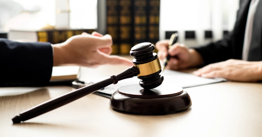 The-lawyer-and-client-discuss-the-lawsuit