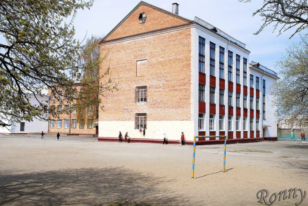 У Житомирі школярам закрили доступ до нового майданчику: діти змушені грати біля смітників - фото №3