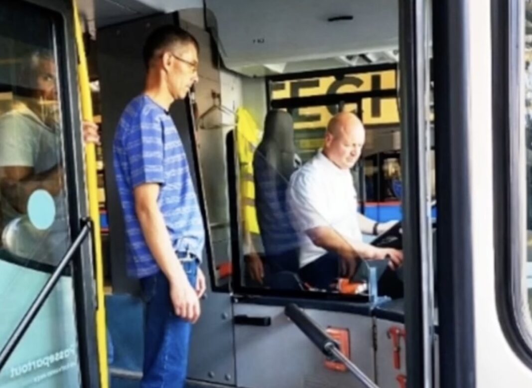 Практичне заняття житомирян у Люцерні Фахівець Житомирського ТТУ уважно спостерігає за діями швейцарського інструктора в кабіні тролейбуса під час стажування в Люцерні