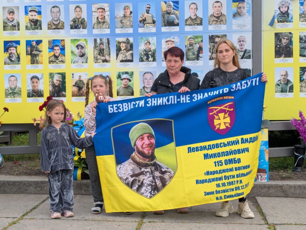 Мати зниклого бійця з Житомирського району отримала погрози: шахраї вимагають 50 тисяч рублів за відеозв'язок - Розмова, Події, Топ-новини. Джерело: Zhitomir-OnLine Мати зниклого бійця з Житомирського району отримала погрози: шахраї вимагають 50 тисяч рублів за відеозв'язок - фото №1