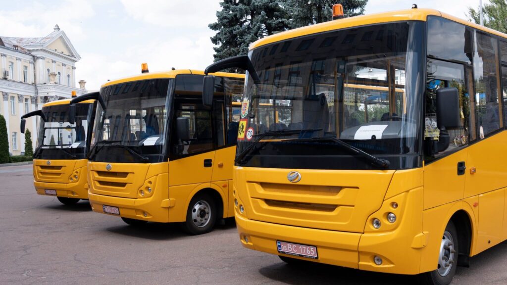Для трьох громад Житомирської області передали нові автобуси та оголосили про підвищення зарплат освітянам - фото №