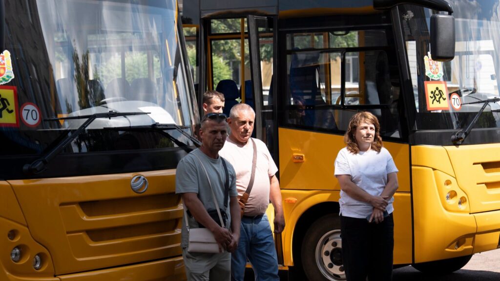 Для трьох громад Житомирської області передали нові автобуси та оголосили про підвищення зарплат освітянам - фото №1