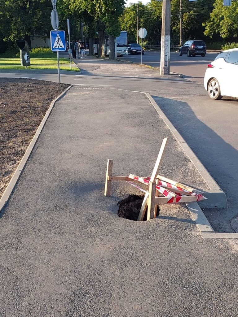 У Житомирі на щойно відремонтованому тротуарі біля нового McDonald's провалився асфальт. ФОТО - фото №1