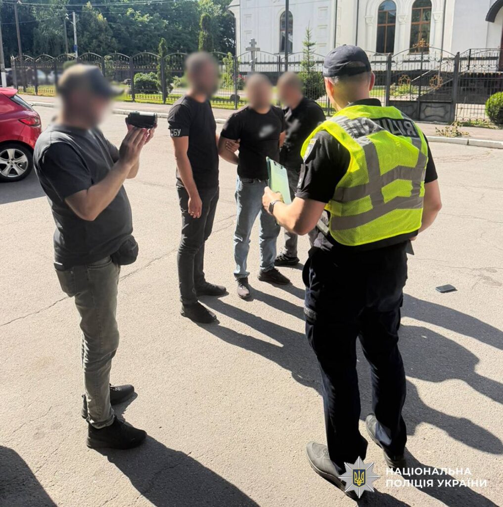 У Житомирі викрили двох посадовців міськради: підозрюють у хабарництві та незаконному збагаченні - Інформація, Події, Топ-новини. Джерело: Zhitomir-OnLine У Житомирі викрили двох посадовців міськради: підозрюють у хабарництві та незаконному збагаченні - фото №1