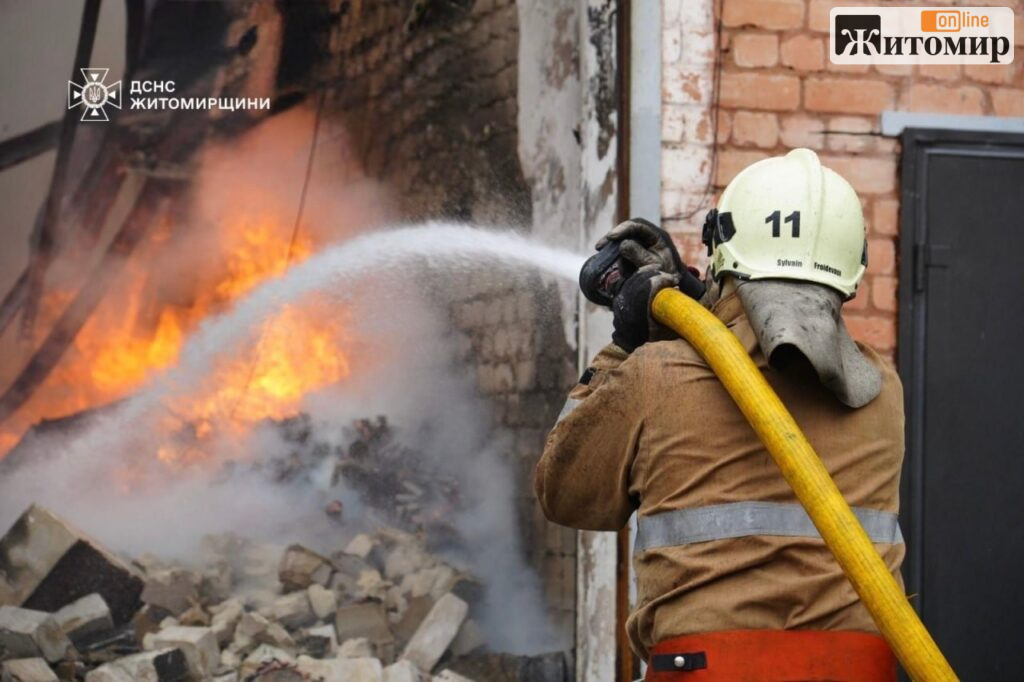 У Житомирі ліквідували пожежу в будівлі благодійного фонду на площі 600 кв. м - Події. Джерело: Zhitomir-OnLine У Житомирі ліквідували пожежу в будівлі благодійного фонду на площі 600 кв. м - фото №1