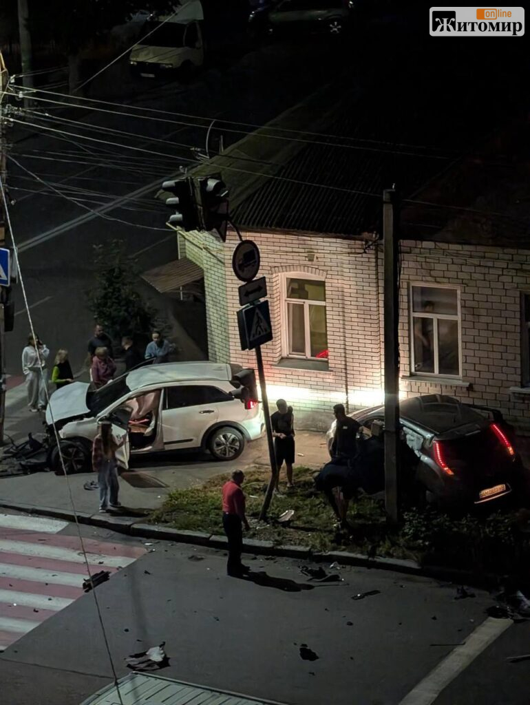 У Житомирі після ДТП два автомобілі опинилися на тротуарі - Події. Джерело: Zhitomir-OnLine У Житомирі після ДТП два автомобілі опинилися на тротуарі - фото №1