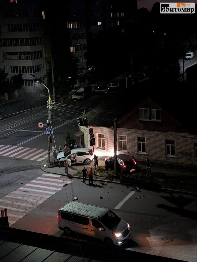 У Житомирі після ДТП два автомобілі опинилися на тротуарі - Події. Джерело: Zhitomir-OnLine У Житомирі після ДТП два автомобілі опинилися на тротуарі - фото №