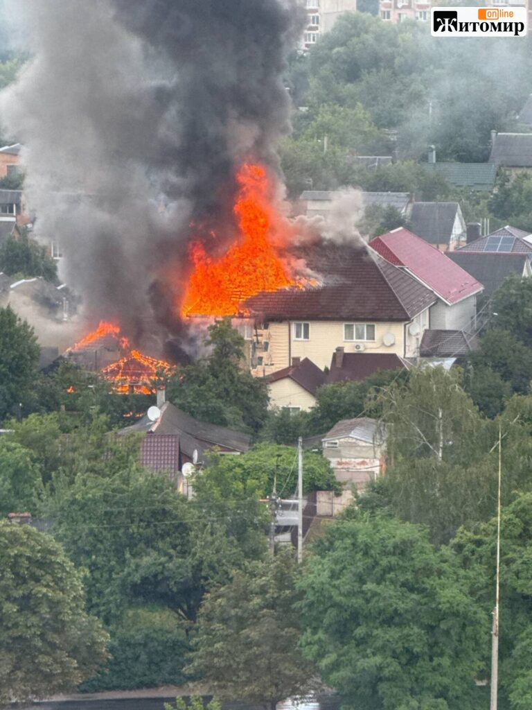 У Житомирі палає приватний будинок, очевидці повідомляють про поширення вогню. ВІДЕО - Події, Топ-новини. Джерело: Zhitomir-OnLine У Житомирі палає приватний будинок, очевидці повідомляють про поширення вогню. ВІДЕО - фото №